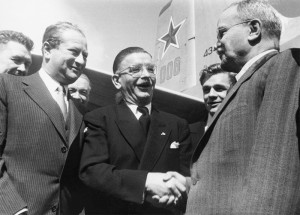 kreisky_figl_molotov1955 1955: Der russische Aussenminister Wjatscheslaw M. Molotow wird von Bruno Kreisky und Leopold Figl begrüsst. (Foto: Anonym / Imagno / picturedesk.com )